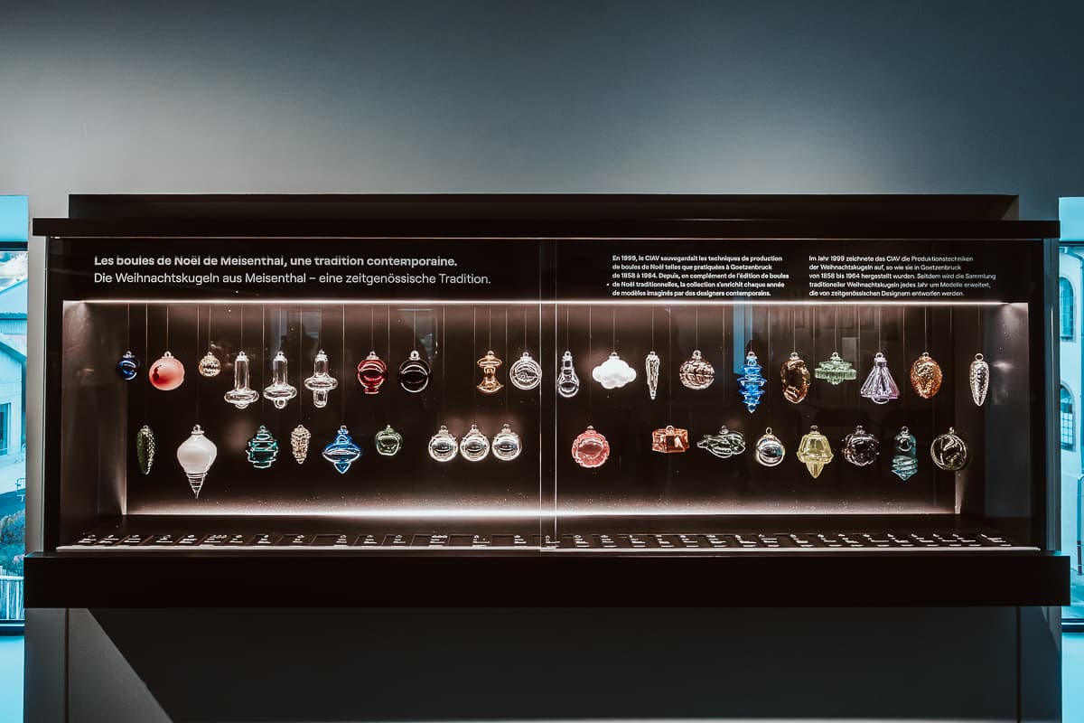 Vitrine mit den jährlichen Christbaumkugeln aus Meisenthal.