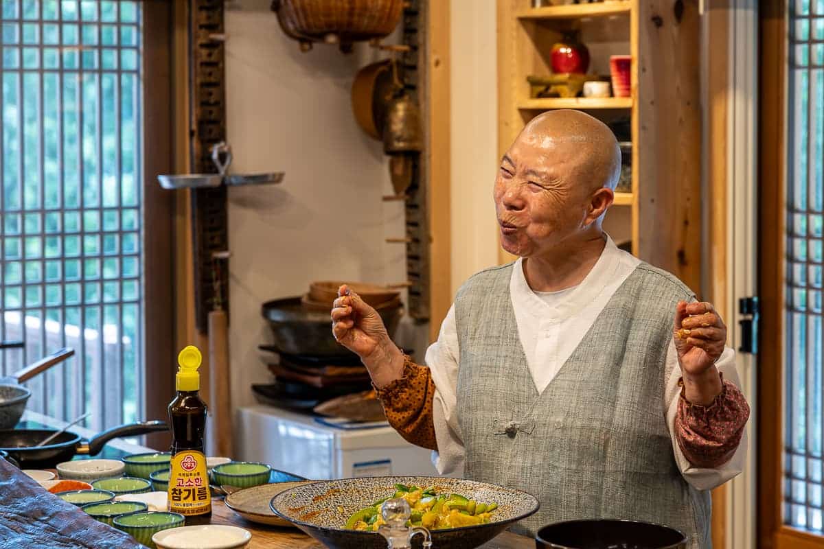 Eine fröhliche Jeong Kwan beim Kosten ihrer Speisen.