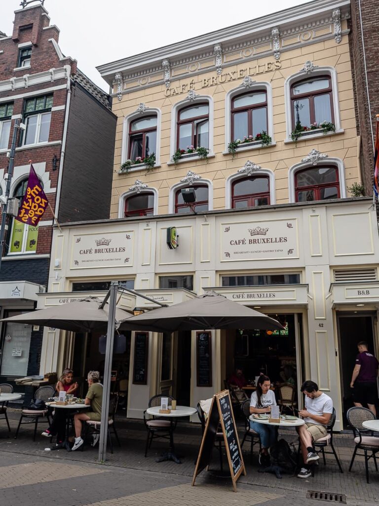 Café Bruxelles in Venlo von außen mit Außengastro und Gästen.
