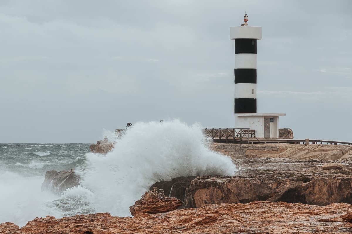 Auftürmende Welle am Far de la Colònia de Sant Jordi, einem Leuchtturm.