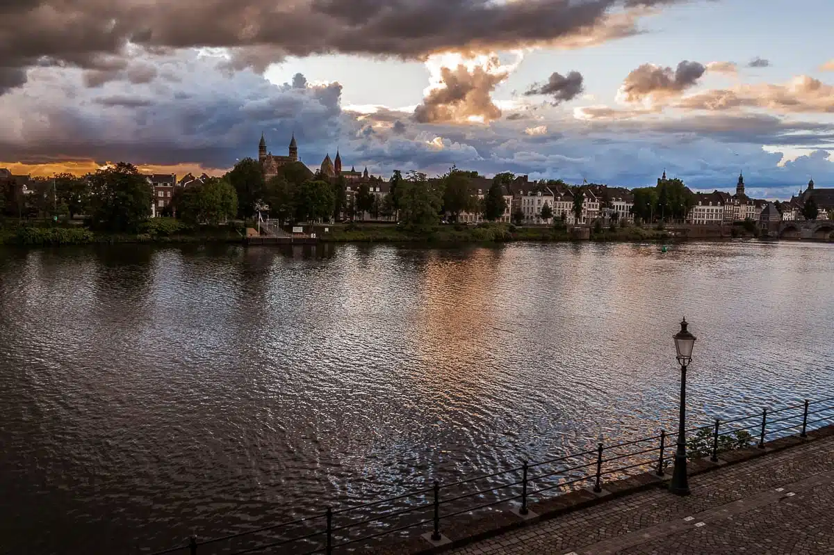 Blick über die Maas mit Skyline von Maastricht-Zentrum auf der anderen Seite nach einem Sturm.