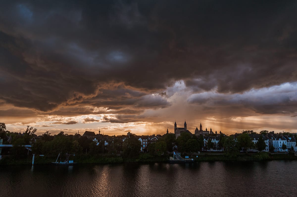 Blick über die Maas mit Skyline von Maastricht-Zentrum auf der anderen Seite nach einem Sturm.