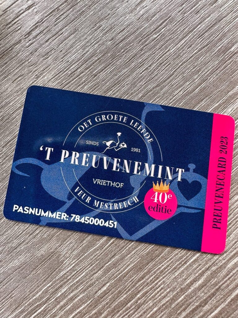 Pneuvenecard zum 40. Jubiläum mit entsprechendem Aufdruck, liegt auf einem laminierten, holzähnlichen Untergrund.