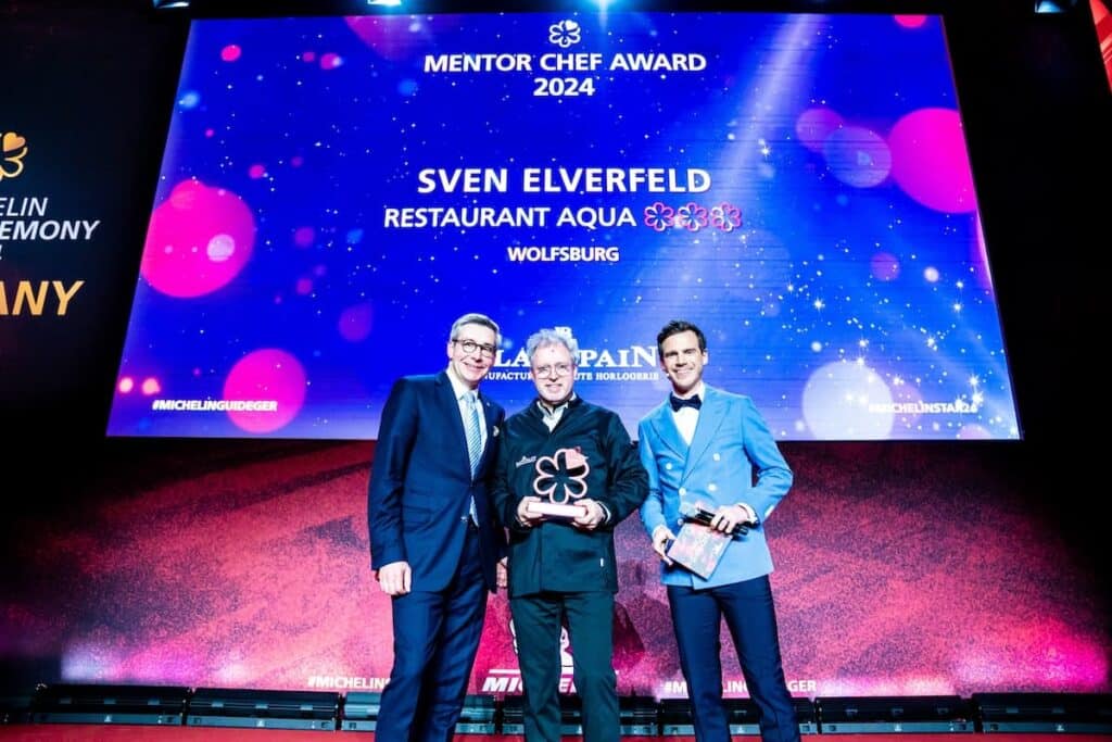 Mentor Chef Award, Michelin Guide 2024 - Laudator Wolfgang Theis (links), Sven Elverfeld mit Award und Moderator Aljoscha Höhn (rechts).