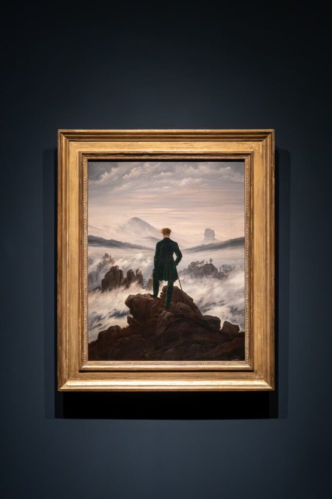 Hochformatiges Bild im Goldrahmen: Caspar David Friedrich, Wanderer über dem Nebelmeer, um 1817, Öl auf Leinwand, Hamburger Kunsthalle, Dauerleihgabe der Stiftung Hamburger Kunstsammlungen, erworben 1970.