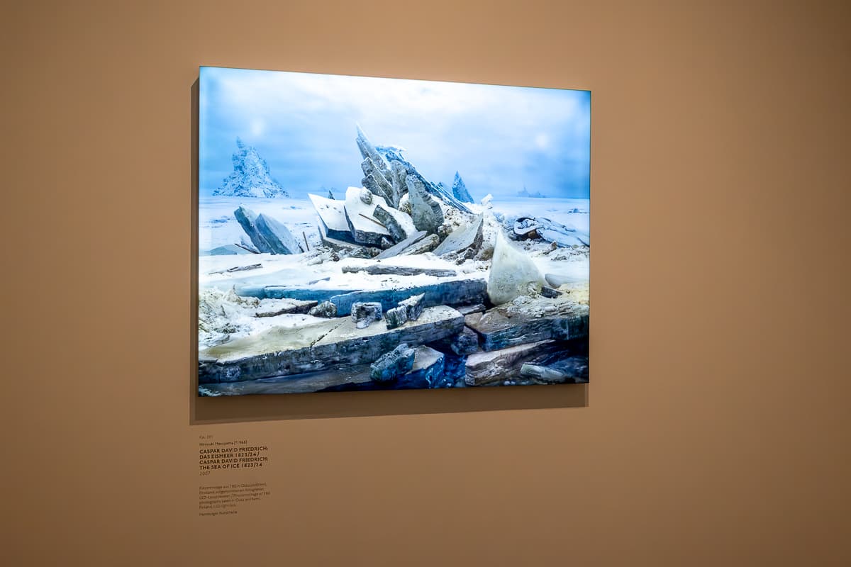 Bild an der Wand in der Ausstellung Caspar David Friedrich, Kunsthalle Hamburg: Hiroyuki Masuyama - Caspar David Friedrich: Das Eismeer 1823/24, 2007, Fotomontage aus 780 in Oulu und Kemi, Finnalnd, aufgenommenen Fotografien, LED-Leuchtkasten, Hamburger Kunsthalle