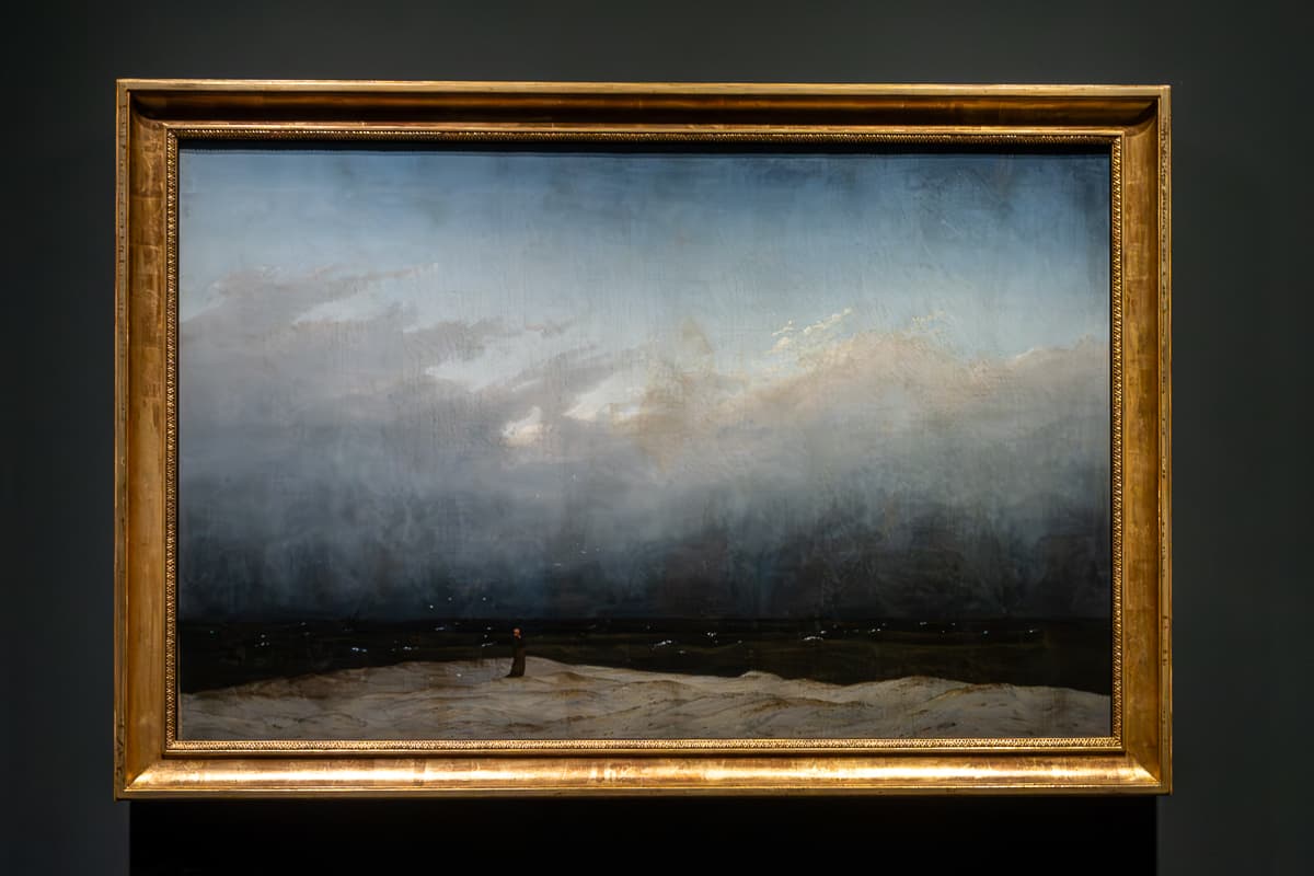 Mönch am Meer (1808-1810) in goldenem Rahmen,
Öl auf Leinwand, Staatliche Museen zu Berlin, Nationalgalerie.