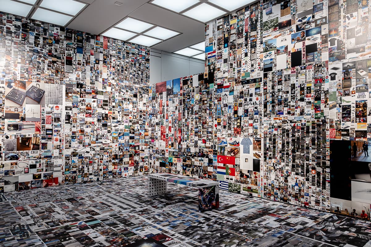 Querformat des letzten Raums in der Ausstellung Size Matters im Kunstpalast Düsseldorf. Komplette Wände, Boden und eine einfache Sitzbank voll mit em Kunstwerk von Evan Roth "Since You Were Born" - Digitaldruck auf Wandtapete des Caches eines Internetbrowsers.