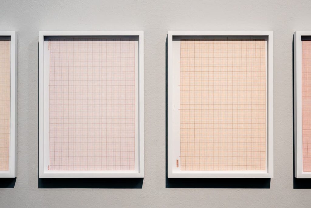 Detailaufnahme von Adrian Sauer, "6 sheets of graph paper photographed with Zeiss Planar T* 50/1.4 on Canon EOS 5D Mk II", 2013
chromogene Farbabzüge, je 29,7x21 cm, Privatsammlung - zwei Bilder mit Millimeterpapier nebeneinander, um es näher zu betrachten, Objektivverkrümmung sichtbar.