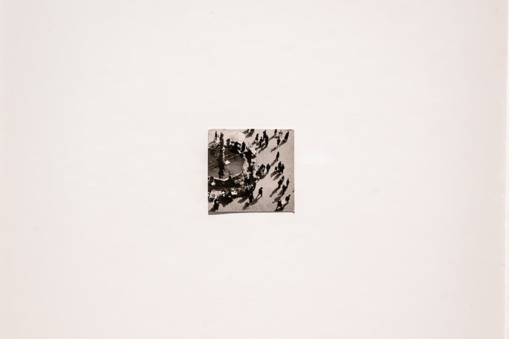 Nahaufnahme von Ernst Schieron, "Ohne Titel (Luftaufnahme von einem Platz mit Brunnen)", ca. 1935
Silbergelatineabzug (Fragment einer Postkarte), 3,2x3,4 cm, Kunstpalast Düsseldorf, Rahmen schon nicht mehr zu sehen.