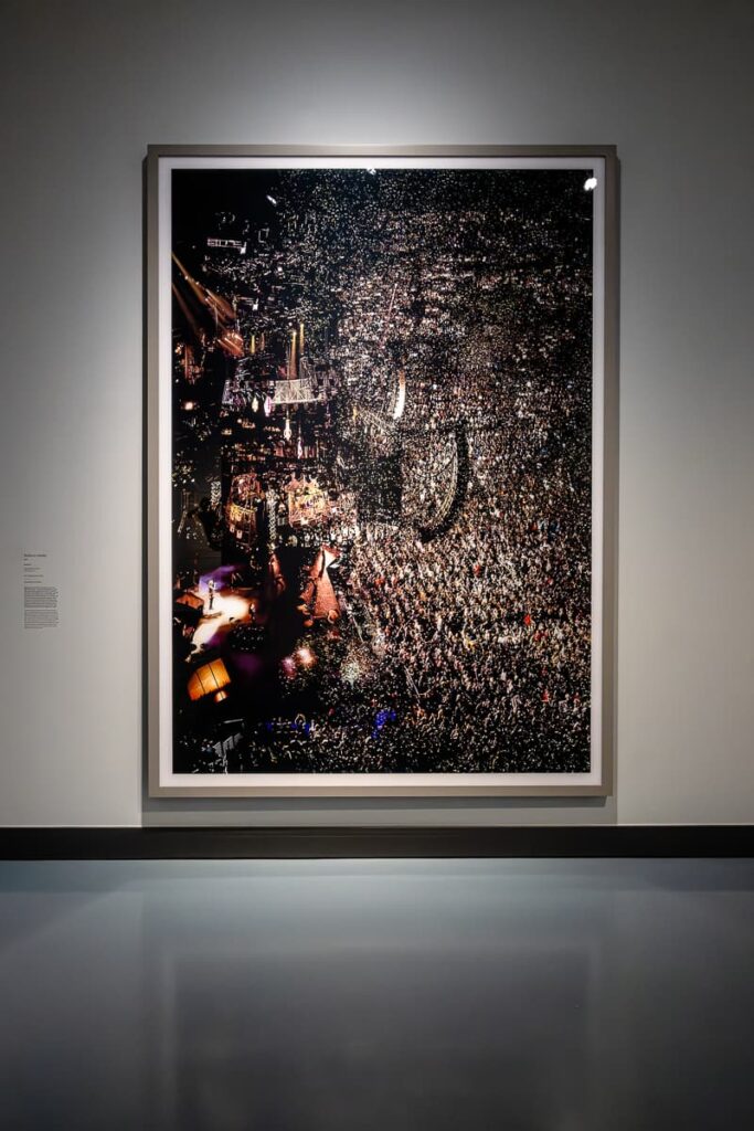 Hochformatiges, sehr großes Bild "Madonna" von Andreas Gursky, 2001, Inkjet-Latex-Druck, 275x195 cm, Kunstpalast Düsseldorf, mit Beschreibungstext links daneben, wandfüllend.