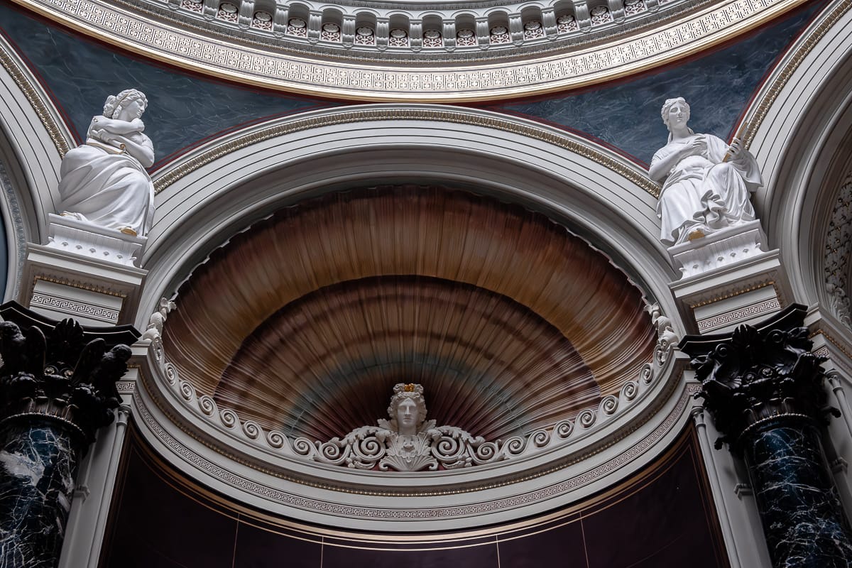 Kuppelsaal in der Alten Nationalgalerie Berlin mit neoklassizistischen Verzierungen und Skulpturen.