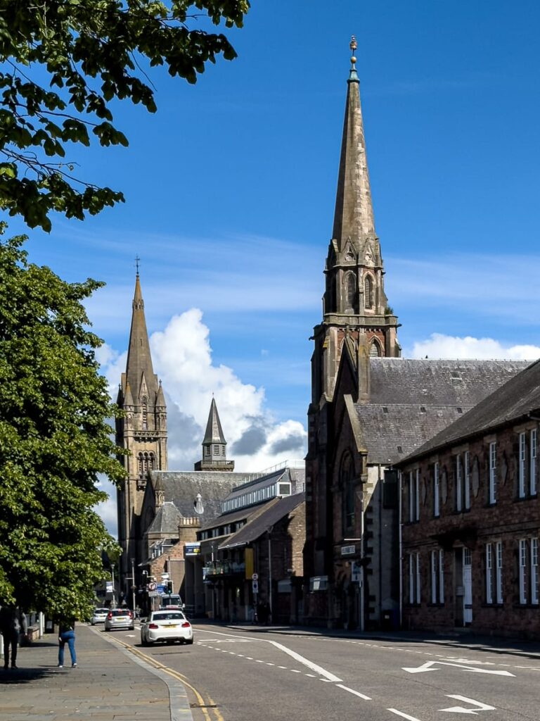 Kirchen in Inverness entlang der Bank Street.