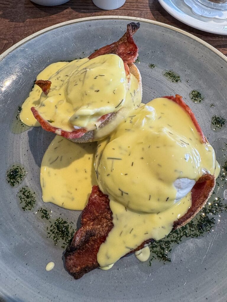 Eggs Benedict mit krossgebratenem Bacon im Girvans in Inverness.