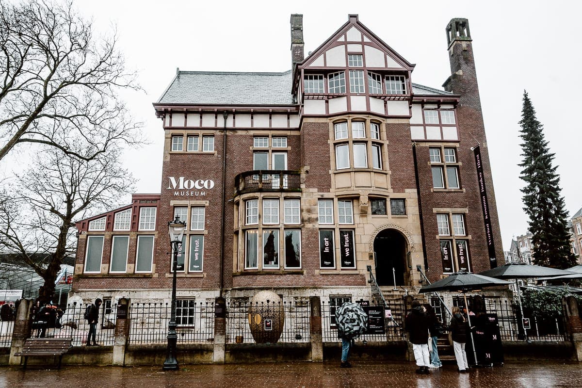 Moco Museum Amsterdam. Ansicht der Villa von der Straße, Frontansicht und Eingang mit Ticketkontrolle.