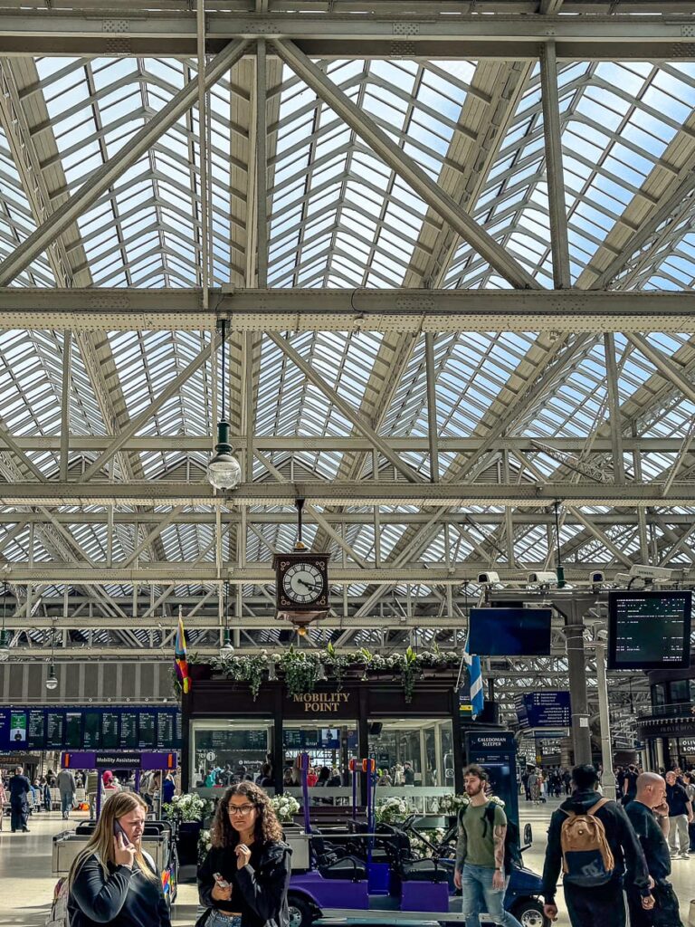 Cubus des Mobilitätsservices direkt mittig in der Bahnhofshalle von Glasgow Central.