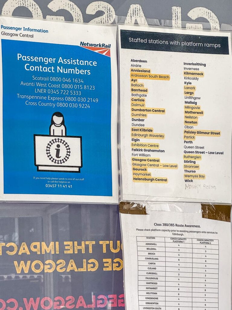 Wichtige Telefonnummern für Mobilitätsservice anderer Bahnunternehmen sowie Stationen mit Rampen an der Wand im Mobilitätspoint/Kubus in Glasgow Central.