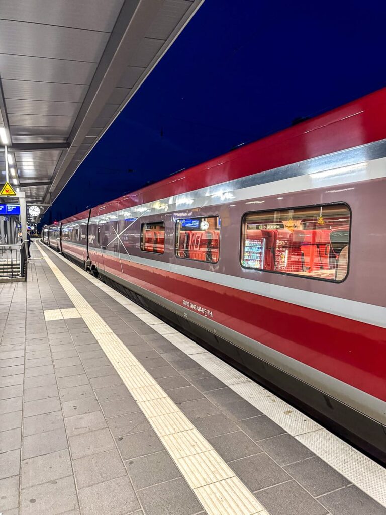 Eurostar (Ex-Thalys) zur blauen Stunde am Endbahnhof Dortmund aus Paris/Brüssel kommend.