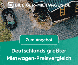 Eine Draufsicht auf ein Auto, das auf einer Kiesauffahrt neben einem Holzhaus mit kleinem Garten geparkt ist. Über dem Bild ist ein grünes Banner mit dem Text auf Deutsch: „Zum Angebot Deutschlands größter Mietwagen-Preisvergleich“ und dem Website-Logo „BILLIGER-MIETWAGEN.DE“ zu sehen.