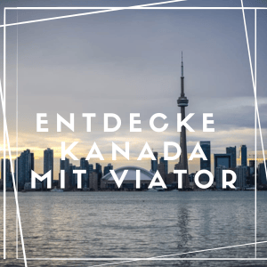Eine malerische Aussicht auf die Skyline von Toronto in der Abenddämmerung, mit dem markanten CN Tower inmitten von Hochhäusern. Der Himmel ist eine Mischung aus Grau- und sanften Orangetönen. Der Text „ENTDECKE KANADA MIT VIATOR“ ist in fetten weißen Buchstaben darübergelegt. Ein dünner weißer Rand umrahmt das Bild.