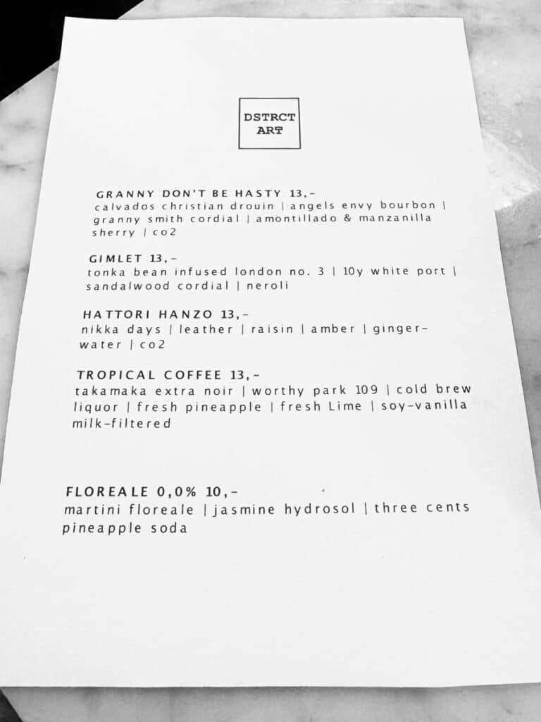 Schwarz-Weiß-Foto der Spezialkarte des Waya Kitchens mit den Cocktails der Dstrct Art Bar während des "Chefs in Town"- Wochenende 2024 in Düsseldorf.