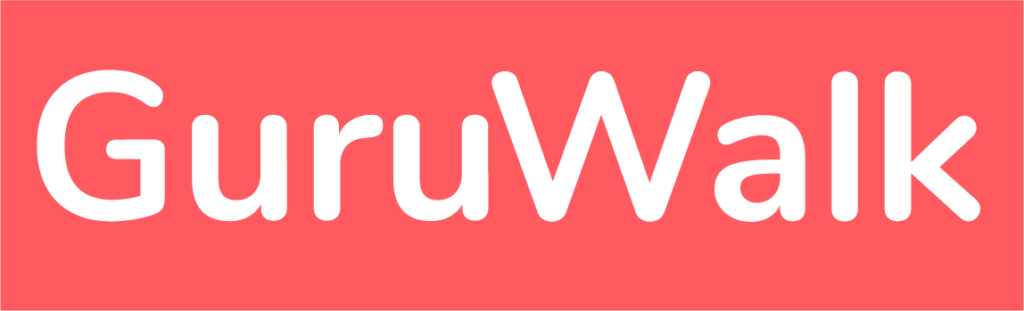 Der fettgedruckte weiße Text „GuruWalk“ steht zentriert auf einem hellen Korallenhintergrund. Die Schrift ist glatt und abgerundet und sorgt für ein sauberes und modernes Aussehen.