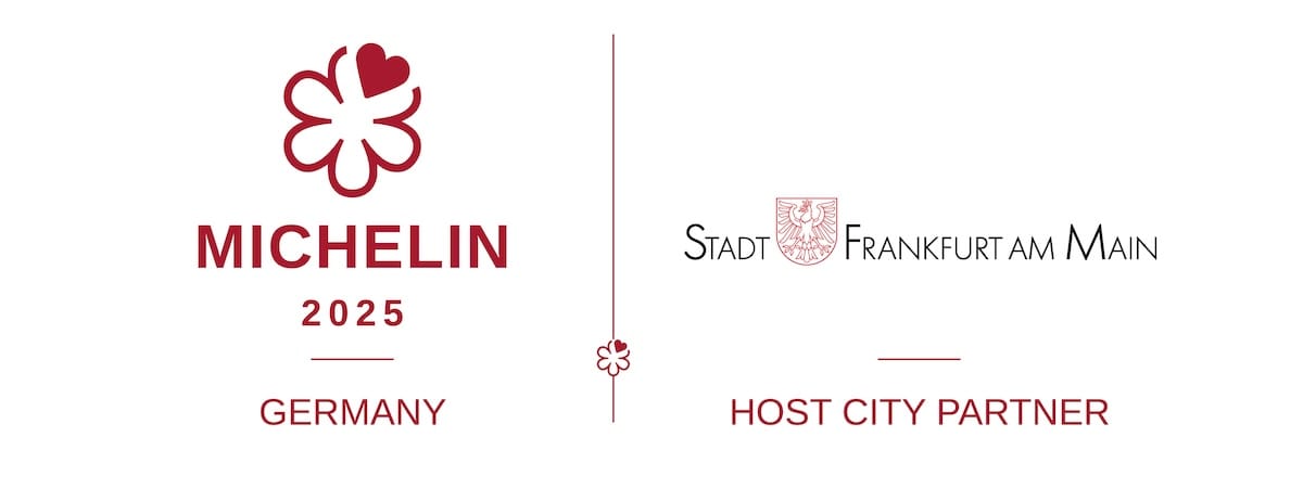 Das Bild zeigt das Logo des Michelin Guide 2025 Deutschland mit einem stilisierten roten Michelin-Stern und einem Herz auf der linken Seite, getrennt durch eine vertikale Linie vom Logo der Stadt Frankfurt am Main und dem Text Host City Partner" auf der rechten Seite.