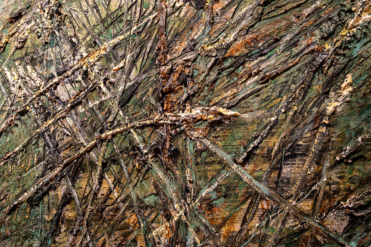 Nahaufnahme eines strukturierten abstrakten Gemäldes von Anselm Kiefer mit dicken, groben Pinselstrichen und Rillen. Diagonale Linien in erdigen Braun-, Grün- und Orangetönen kreuzen sich und erzeugen ein chaotisches, vielschichtiges Muster, das an Baumrinde oder zerkratzte Oberflächen erinnert.