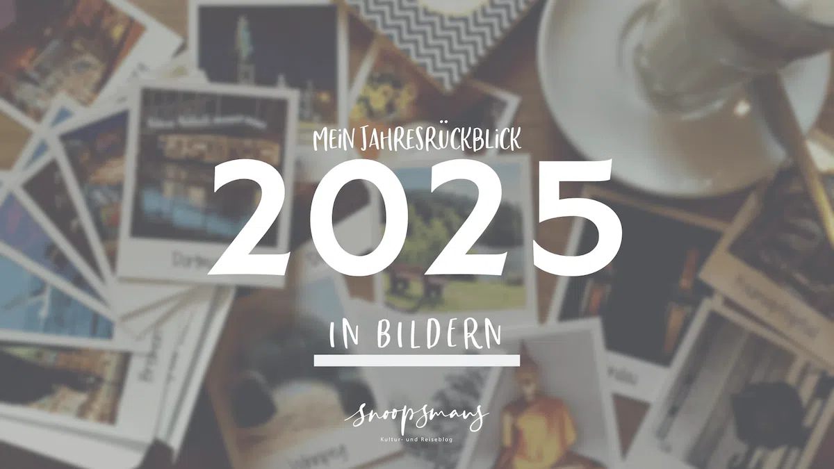 Ein unscharfer Hintergrund mit verstreuten Sofortfotos und einer weißen Kaffeetasse, überlagert von der fettgedruckten weißen Schrift "Mein Jahresrückblick 2025 in Bildern" und der kleineren Schrift/Logo "snoopsmaus - Kultur- & Reiseblog" am unteren Rand.
