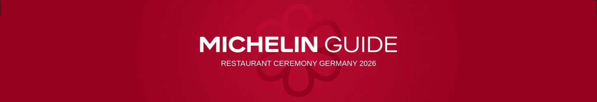 Ein rotes Banner mit der weißen Aufschrift „MICHELIN GUIDE“ über „RESTAURANT CEREMONY GERMANY 2026“, im Hintergrund ist der Umriss eines Michelin-Sterns zu erkennen.